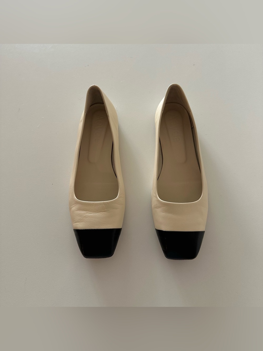 Aeyde Ida Leather Ballet Flats 39.5 / 8.5 Black Toe Cap Cream Minimalist

Overal